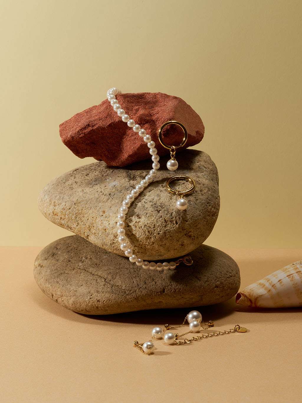 4mm Tiny Round Pearl Armband Gold