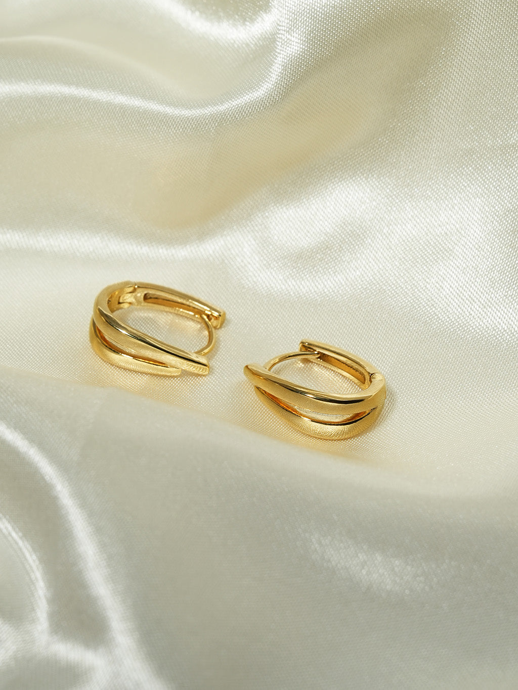 Ovale Huggie Hoops Ohrringe Gold Silber