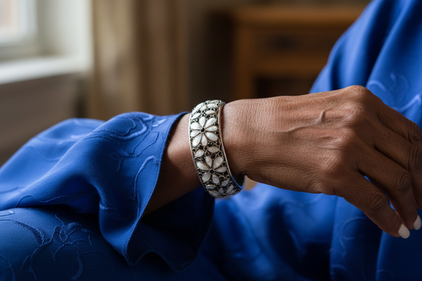 A OLD WOMAN BLACK WEAR BRACELET