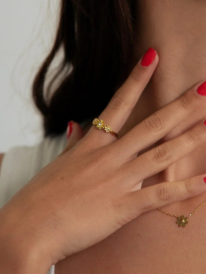 Three Flowers Ring Gold