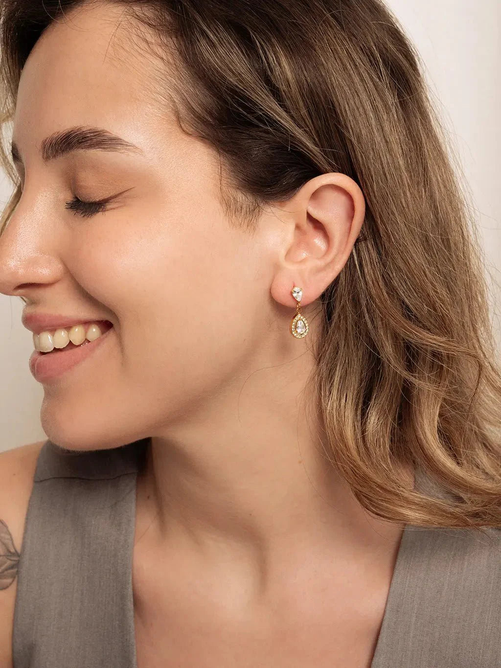 White Romantische Teardrop Ohrringe Gold