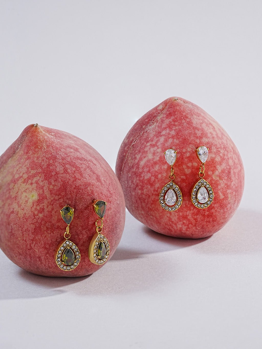 White Romantische Teardrop Ohrringe Gold